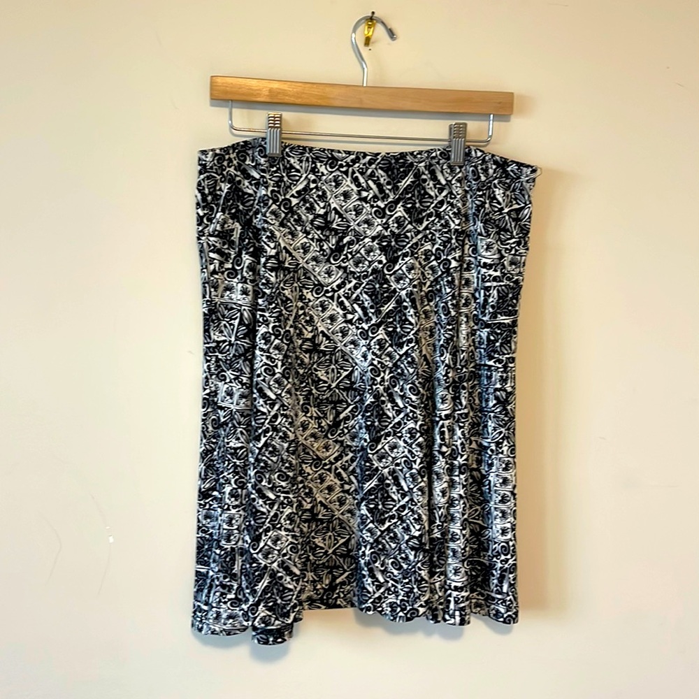 Reitman’s elastic waistband black & white skirt